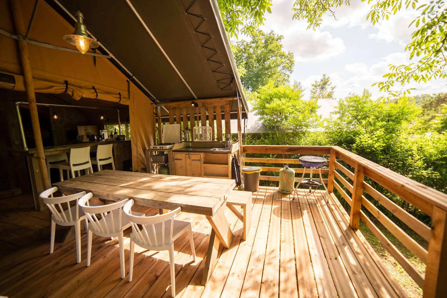 Terras van een lodge op Camping Les 3 Cantons