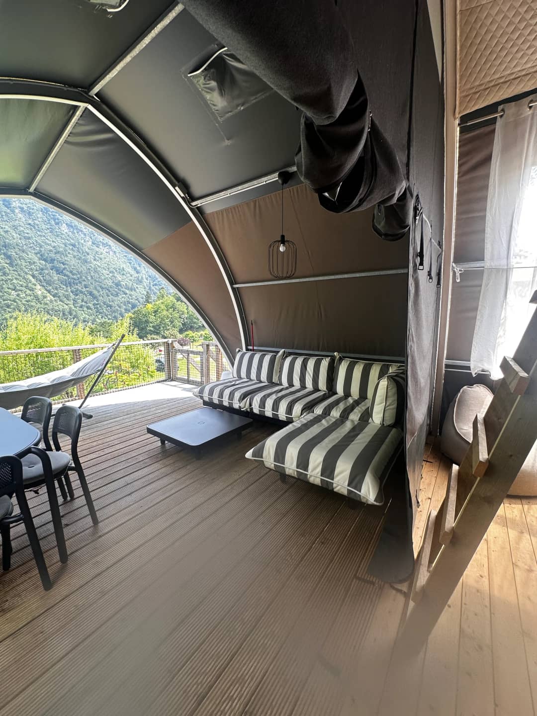 Big Oak Lodge XL van binnen met zithoek en uitzicht op de bergen
