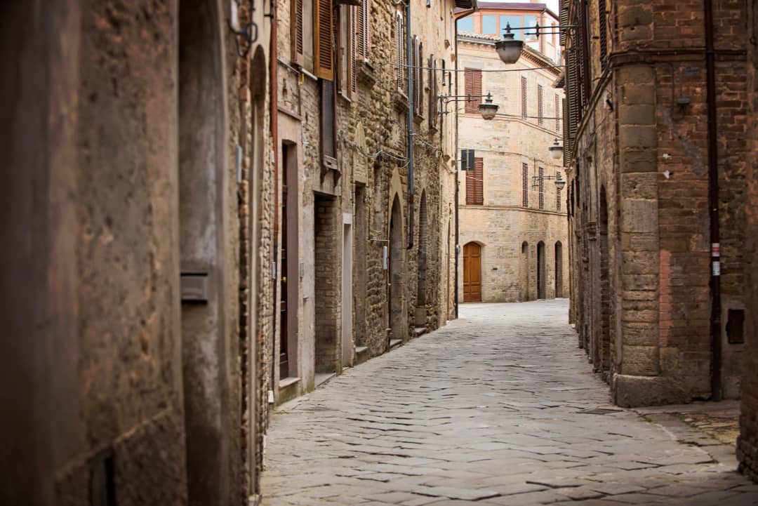 Smal straatje met oude stenen huizen