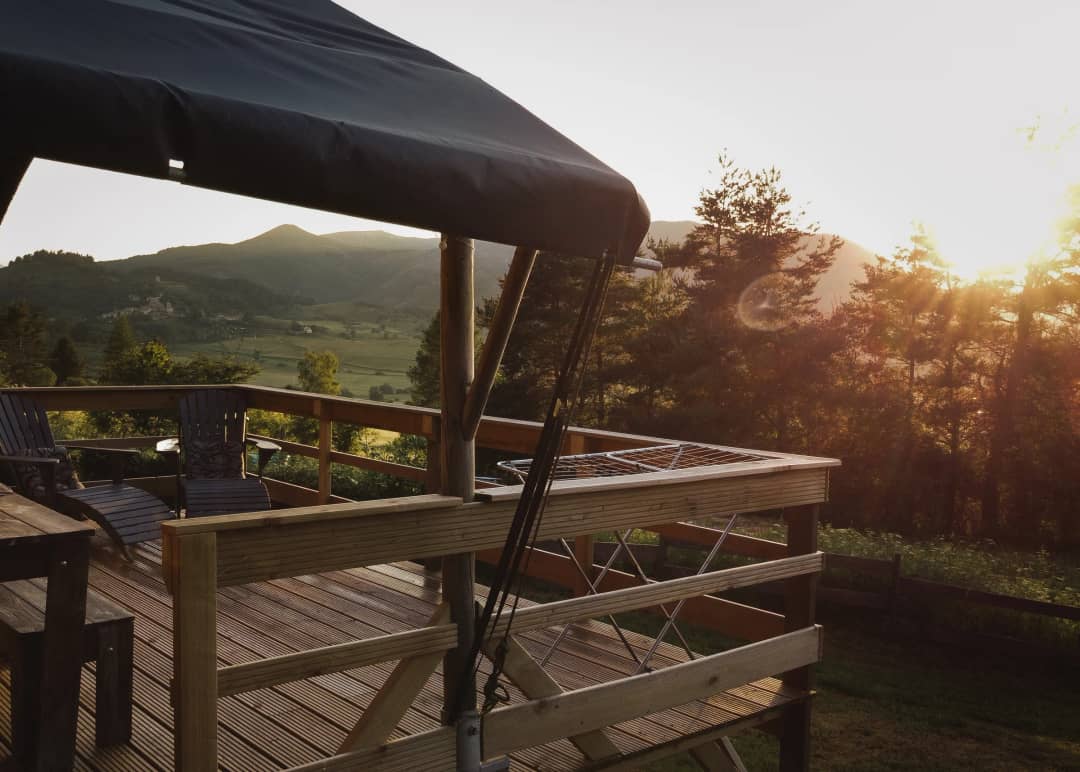 Terras van de lodge met uitzicht over de Pyreneeën bij zonsondergang