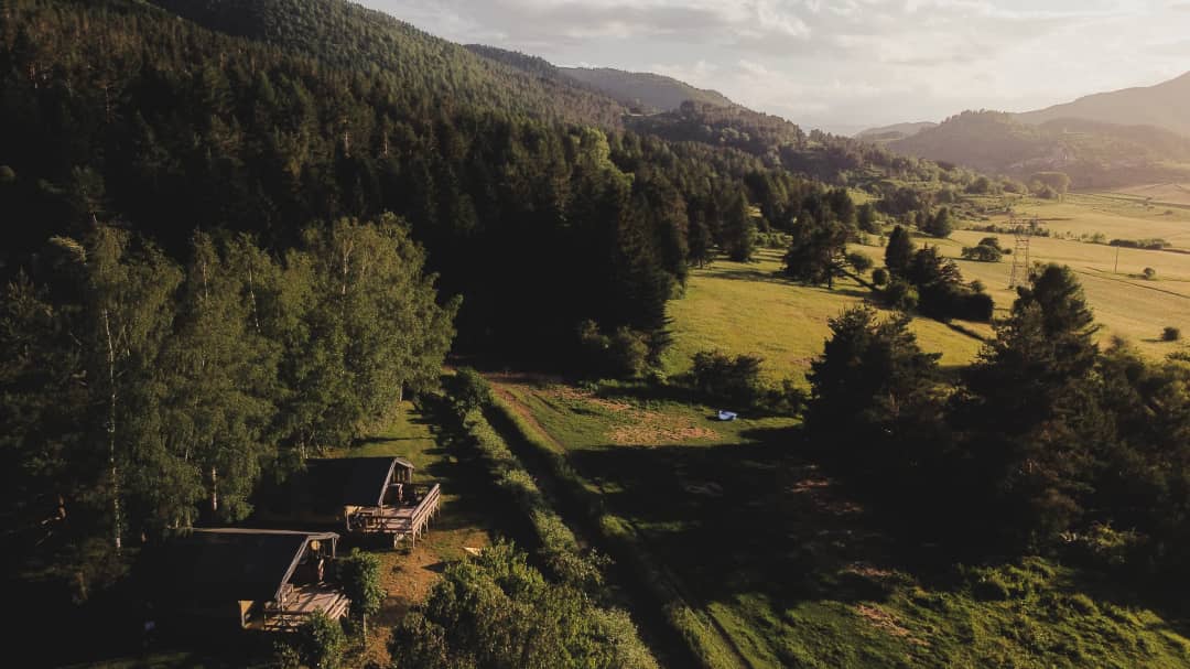 Groen dal met bossen rond de camping