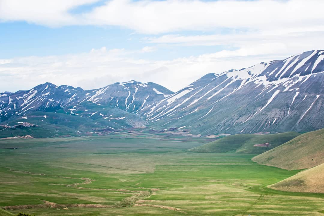 De vlakte van Castelluccio met besneeuwde bergen