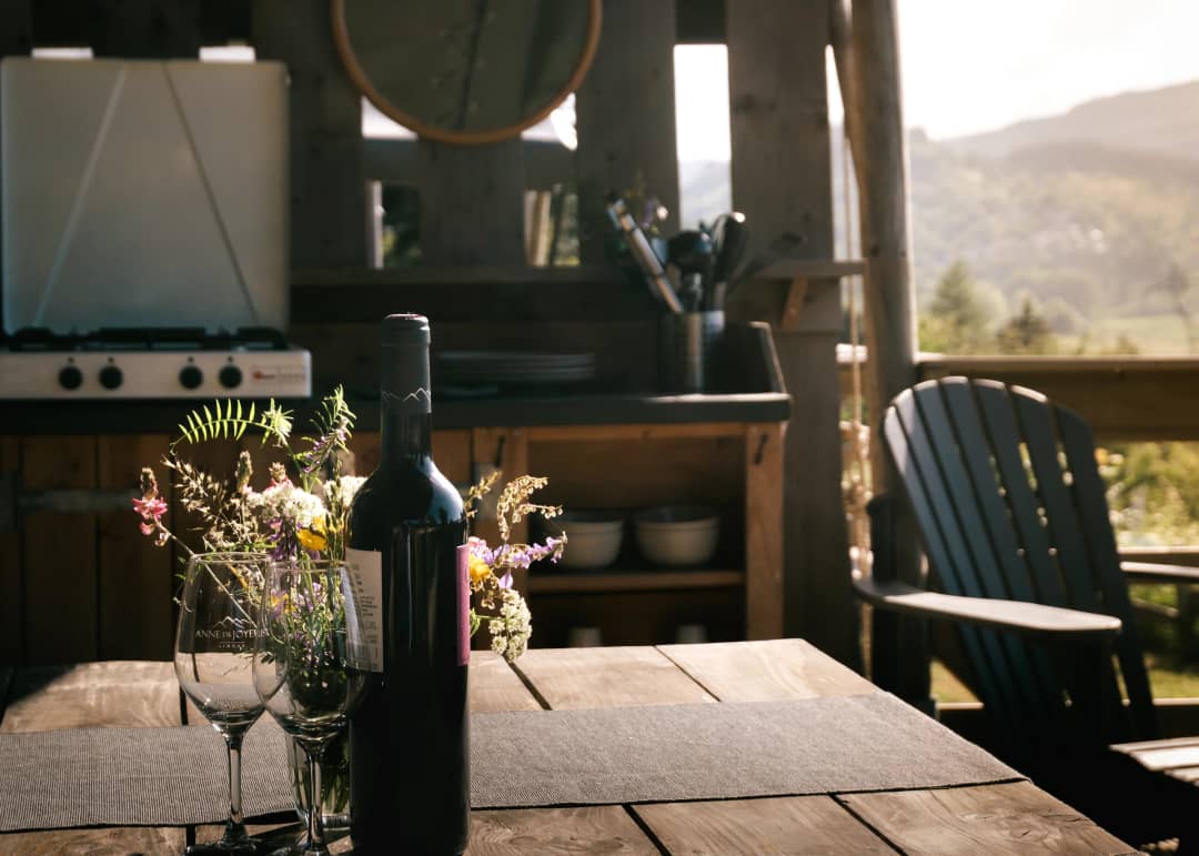 Buitenkeuken en tafel op het terras met uitzicht op de bergen
