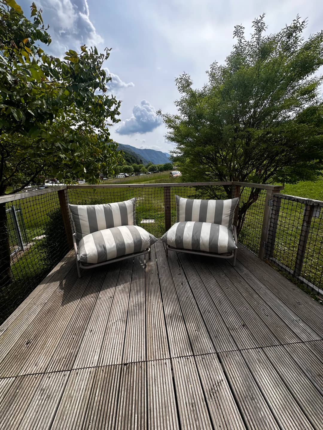 Loungestoelen op het terras met uitzicht op de bomen