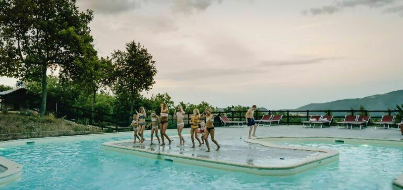 Zwembad met uitzicht over de heuvels van Le Marche