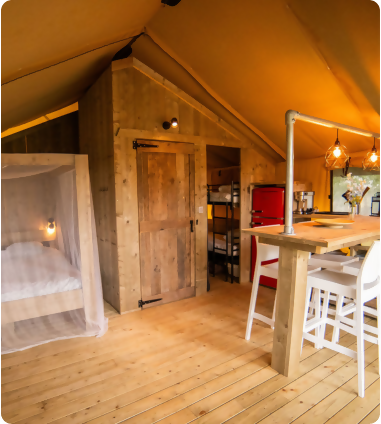 Interieur Safari Lodge 2-4P in San Marino met comfortabel bed, houten vloer en keukenbar